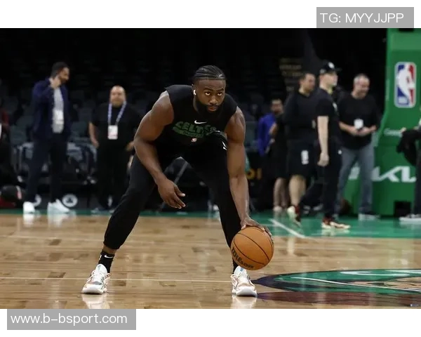 杰伦布朗强调年轻锋线心态稳定继续为他们提供支持与成长机会