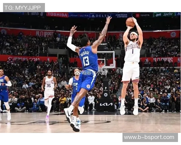 布克手感低迷却助攻频频半场仅得6分4失误展现团队配合