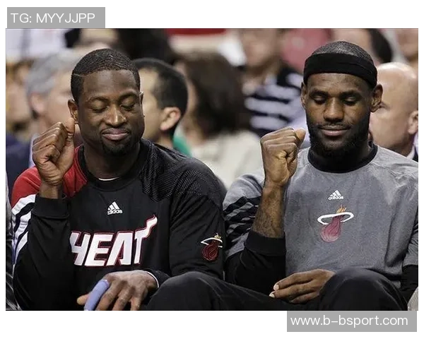 詹姆斯与儿子布朗尼打高尔夫分享珍贵亲子时光感悟人生乐趣 詹姆斯与儿子布朗尼打高尔夫分享珍贵亲子时光感悟人生乐趣