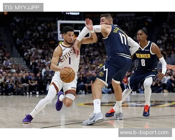 布克上半场表现出色14分9助攻展现控卫风范引领球队进攻 布克上半场表现出色14分9助攻展现控卫风范引领球队进攻